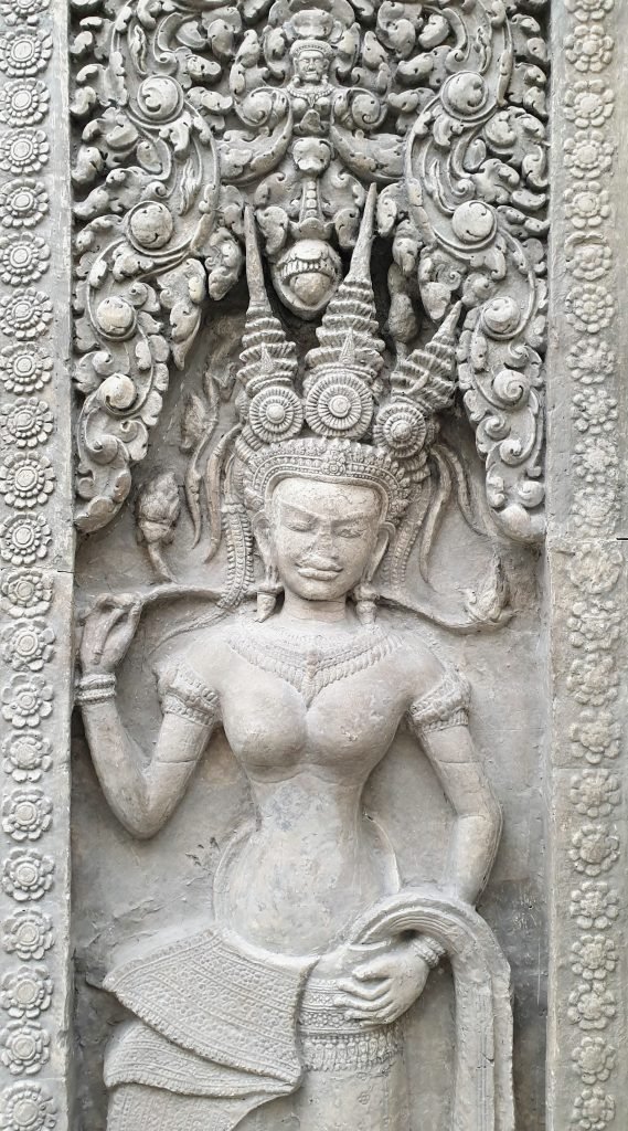 Porte ouest de la tour centrale des entrées occidentales du temple d'Angkor Vat, photographie de Dominique Clergue au musée Guimet
