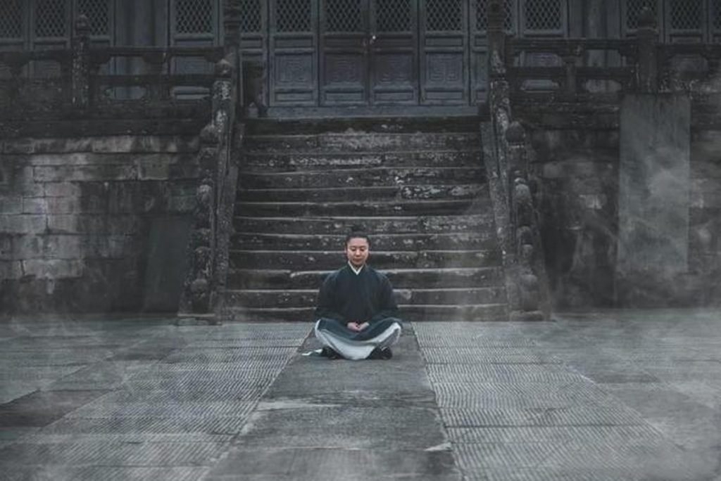Méditation assise devant un temple taoiste