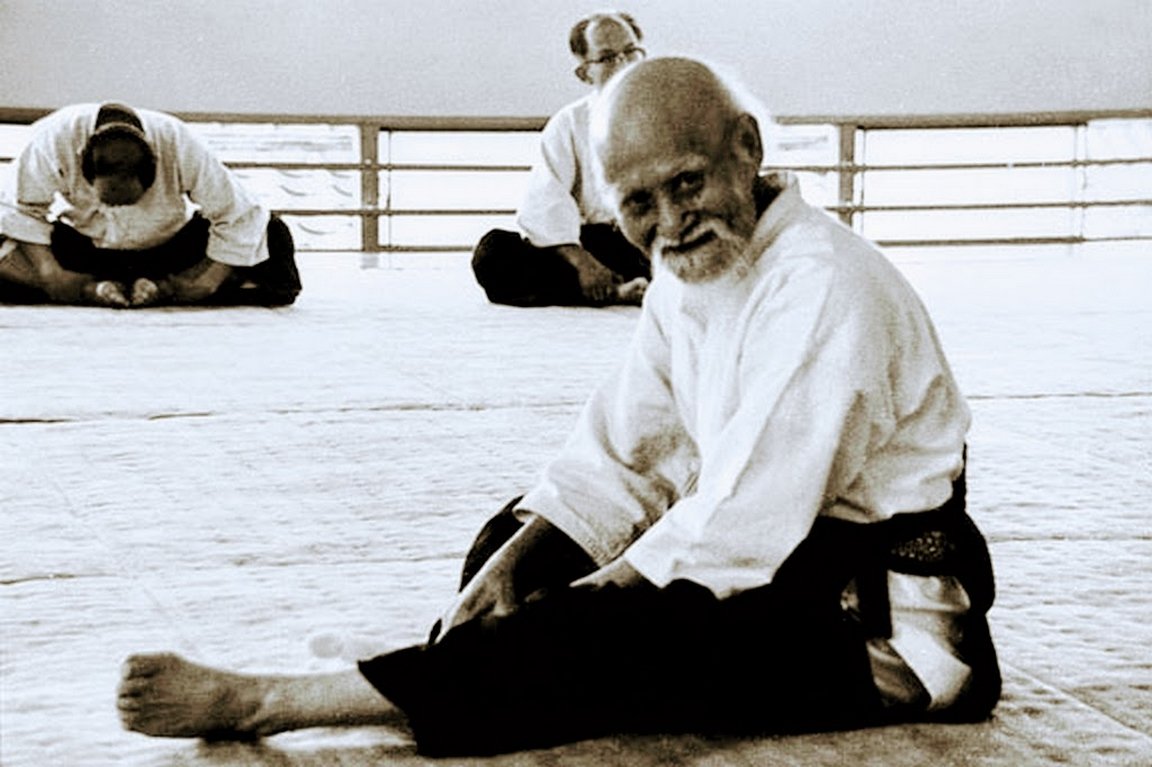 O Senseï Moriheï Ueshiba, le fondateur de l'aïkido. avait intégré les exercices de makko ho dans ses échauffements