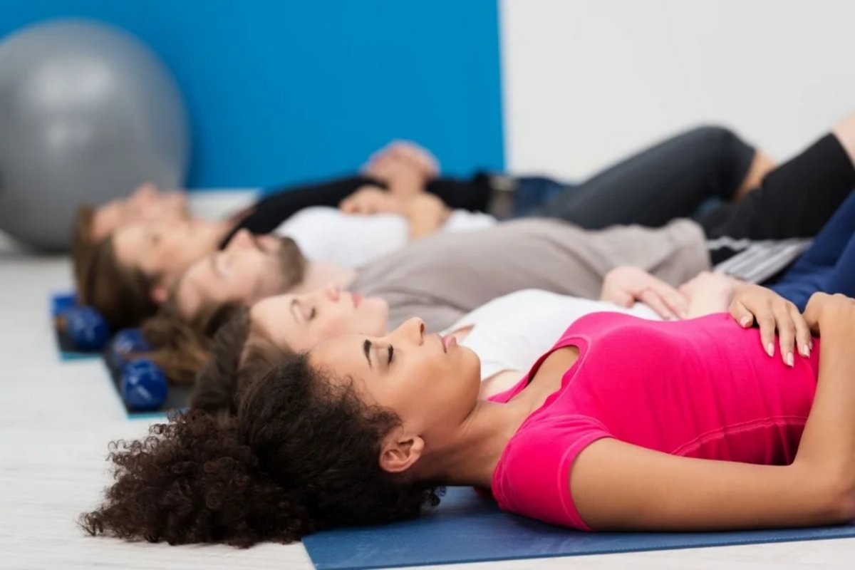 Personnes s'exerçant à la respiration profonde