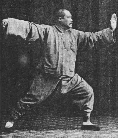 Le maître de Tai Chi Yang Chengfu présente le fouet simple .