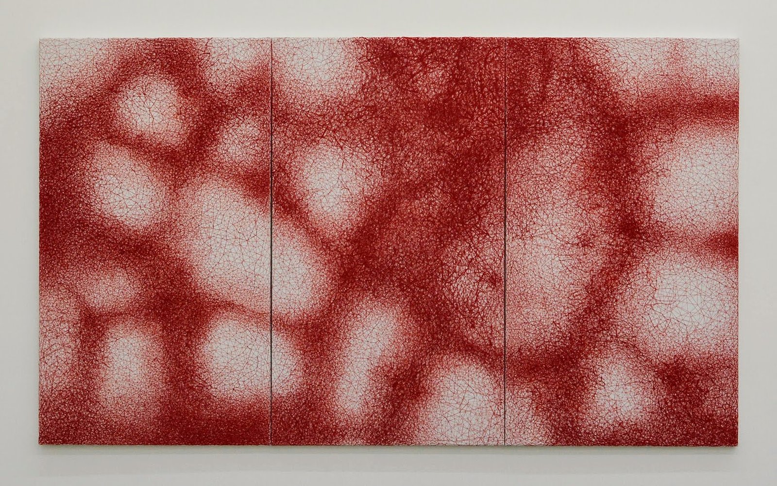 Peau, 2016, fil rouge sur toile, triptyque de Chiharu Shiota