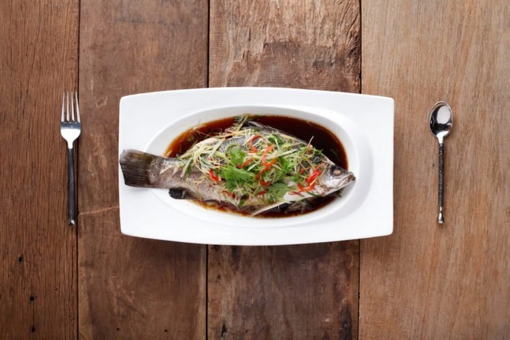 Photographie d'un plat de poisson dans la cuisine chinoise.