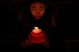 Une femme offre des prières le premier jour du Nouvel An lunaire chinois, photographie d'Andy Wong