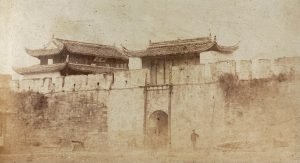 Photographie ancienne de la porte Heyi de la ville de Ningpo