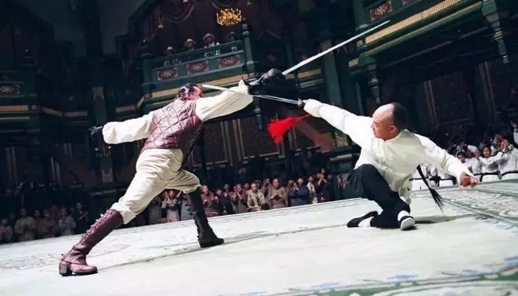Jet Li interprète Huo Yuanjia dans le film Le Maître d'armes de 2006