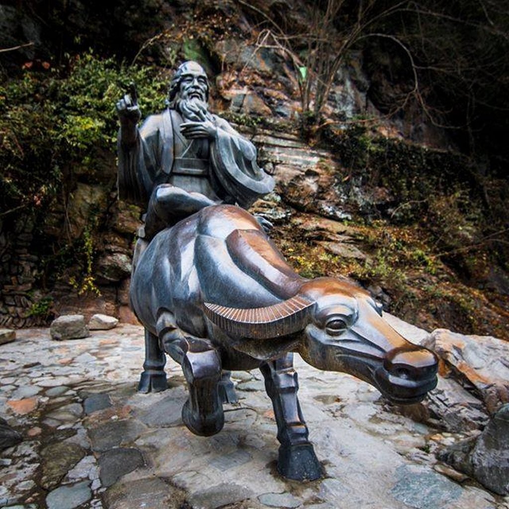 Sculpture représentant Lao Tseu partant vers l’ouest monté sur un buffle