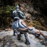 Sculpture représentant Lao Tseu partant vers l’ouest monté sur un buffle