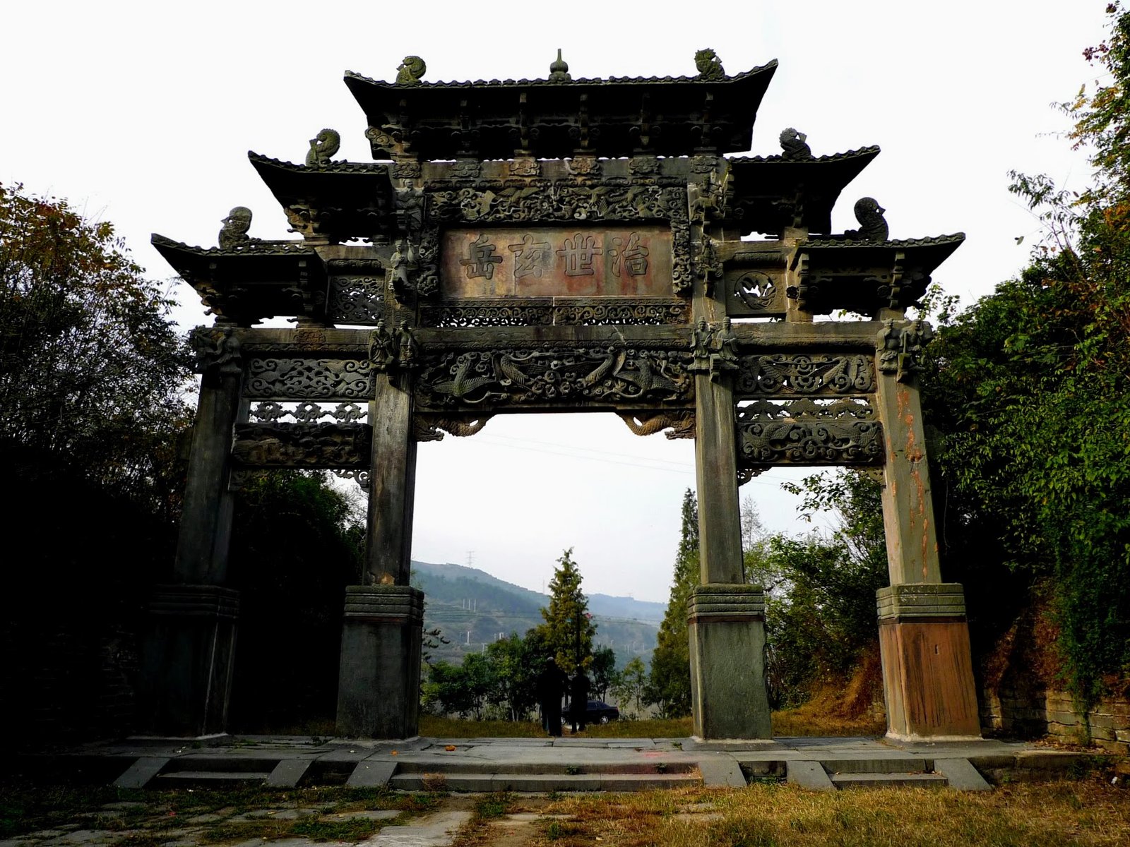 Païfang traditionnel marquant une entrée des Monts Wǔdāng Shiyan