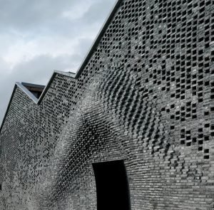 Façade en brique ondulante d'une galerie d'art située dans le district de West Bund à Shanghai, is Archi-Union Architects