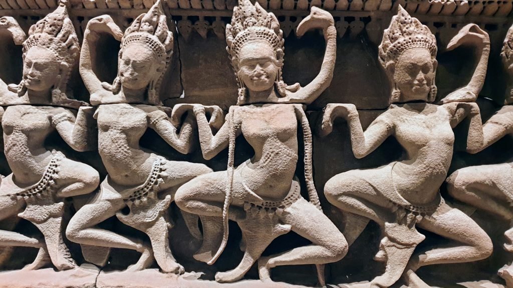 Apsara dansantes, Bayon, Angkor Thom, grès, photographie de Dominique Clergue au musée Guimet