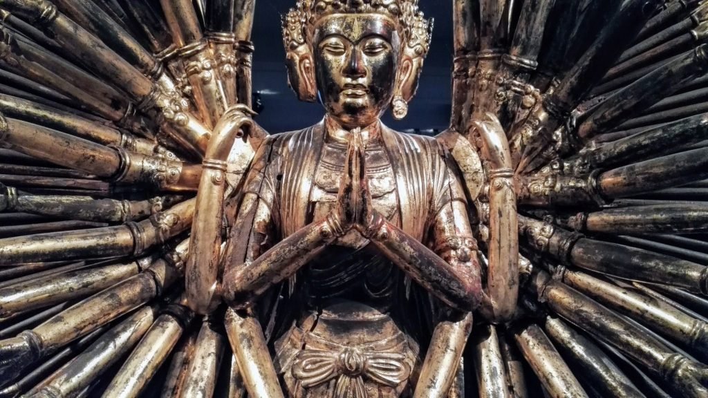 Avalokiteshvara à mille bras , Vietnam 18e sciècle, photographie de Dominique Clergue au musée Guimet
