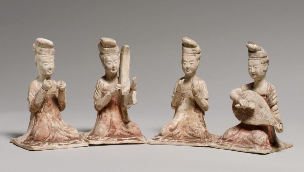 Musiciennes assises, terre cuite avec pigment, poterie funéraire fin du 7e siècle