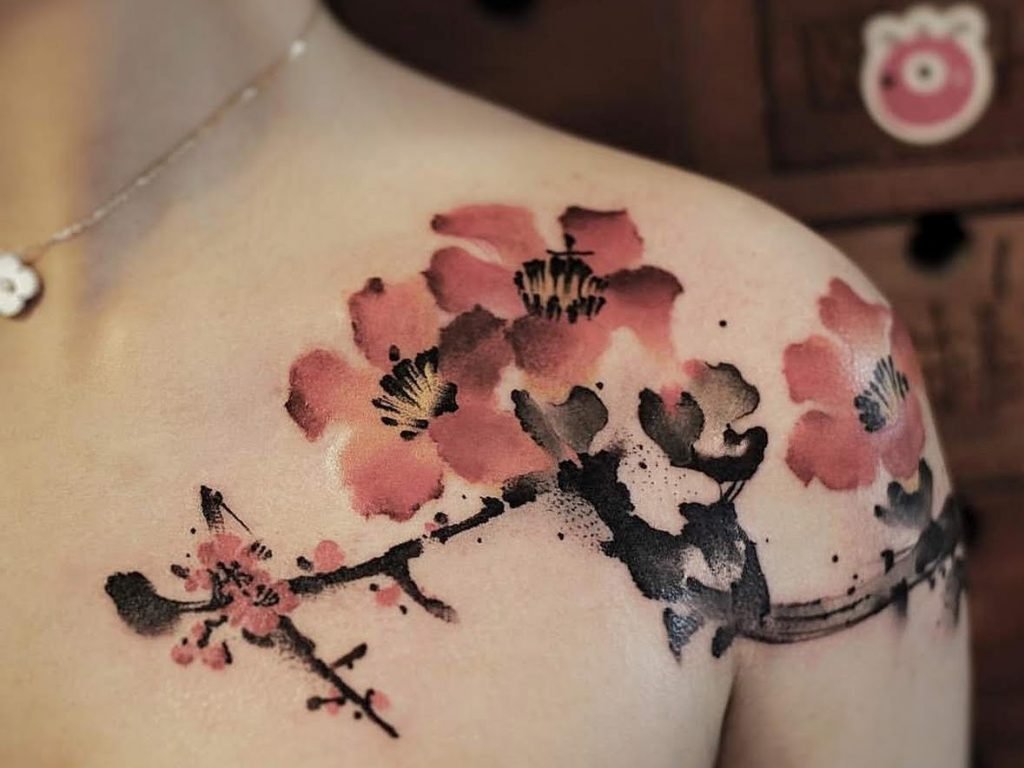Fleurs sur épaule, tatouage de Chen Jie