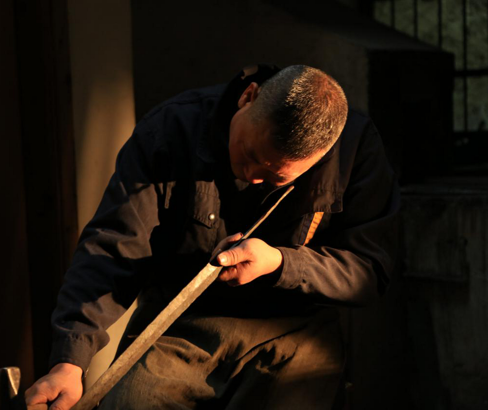 Guo Jiaxing a également endossé la grande responsabilité d'hériter et de faire avancer les compétences de forgeage de l'épée Longquan