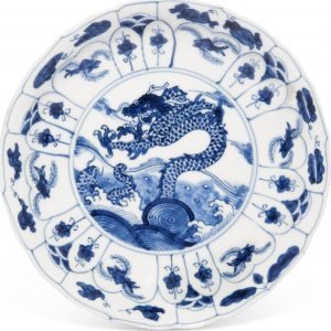 Petit plat dragon à bordure de feuillage bleu et blanc