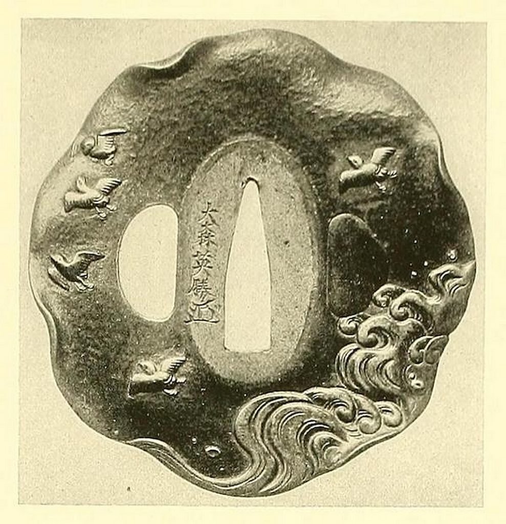 Tsuba en bronze jaune. En relief et incrustés d'or, d'argent et de shibuichi, des pluviers (chidori) au-dessus des vagues