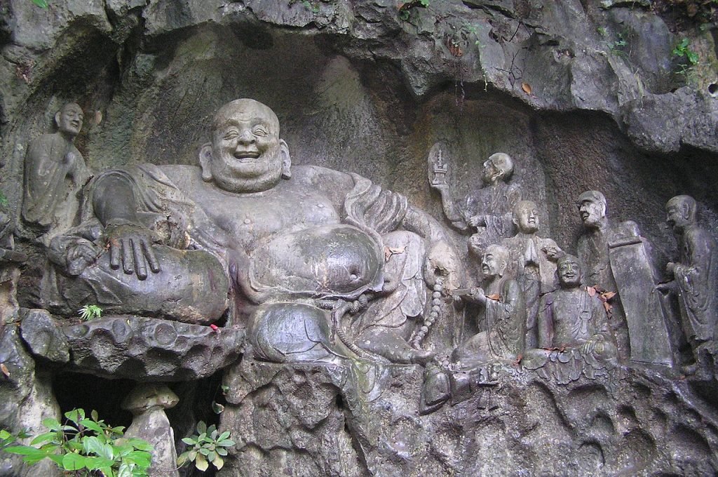 Sculpture de Maitreya et de ses disciples dans les grottes de Feilai Feng
