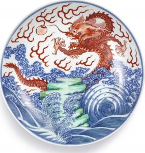 Un plat dragon en doucai et fer rouge, période de Kangxi