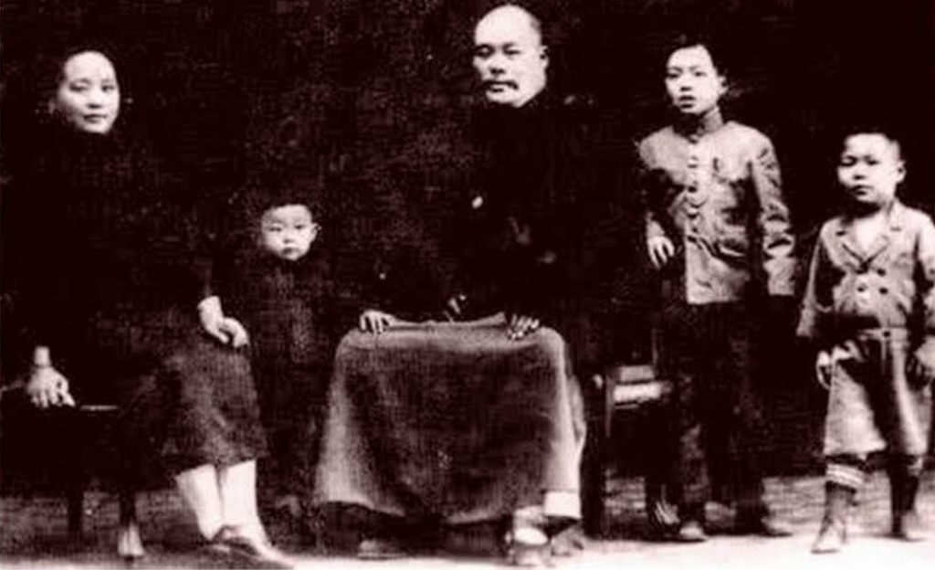 Yang Chengfu avec sa femme et trois de ses fils Yang Zhen Guo, Yang Zhenming et Yang Zhenji