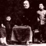 Yang Chengfu avec sa femme et trois de ses fils Yang Zhen Guo, Yang Zhenming et Yang Zhenji