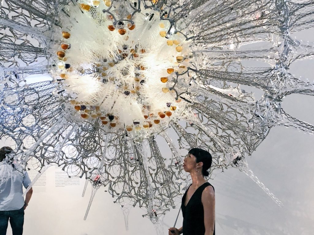 Sculpture de Philip Beesley pour son exposition partagée avec Iris van Herpen intitulée Transforming Space and Transforming Fashion, au ROM