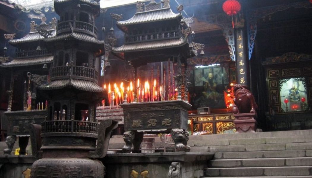 Autel principal devant le temple de Shangqing sur Qingchengshan, à Chengdu, Sichuan