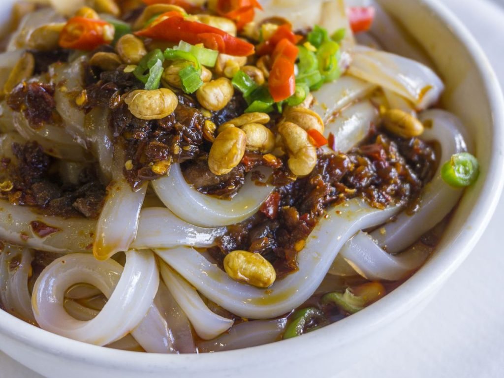 Nouilles à la gelée de haricots mungo avec une sauce chili au goût de Chengdu