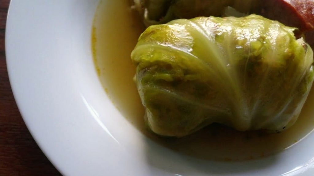 Sarma préparé avec le chou en saumure