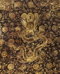 Symbole impérial, le dragon est représenté à plusieurs reprises sur cette superbe armoire en bois et laque chinoise datant de l'époque de l’empereur Wanli