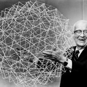 Buckminster Fuller présente une sphère de tenségrité le 18 avril 1979