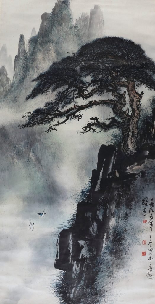 Deux oiseaux volant parmi les hautes falaises de pins, encre et couleur sur papier, rouleau suspendu, Li Xiongcai 1910-2002