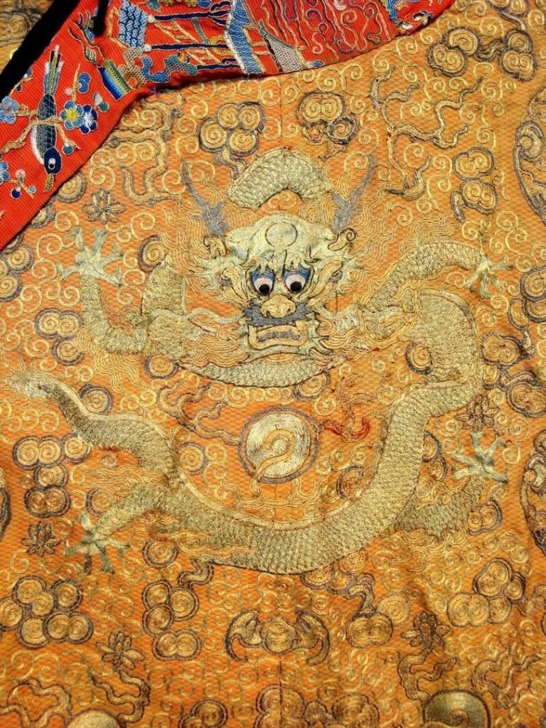 Détail d'une robe dragon de cérémonie en soie avec fils d'or et d'argent, Qing
