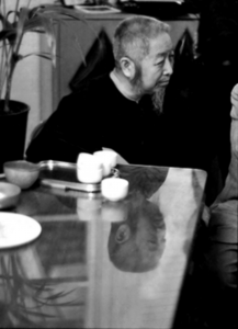 Le professeur Cheng à sa table de consultation, photographie de Ken Van Sickle