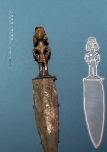 Dague en bronze avec poignée en forme de figure, période des Royaumes combattants