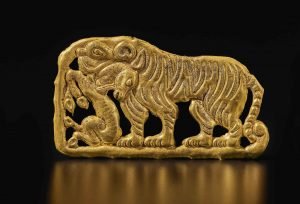 Plaque en or tigre et cerf, 5e-3e siècle AEC