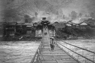 Pont suspendu traversant un fleuve de montagne à Luding, Auguste François