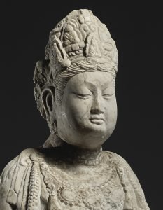 Détail d'une sculpture en marbre blanc d'un bodhisattva, dynastie Tang