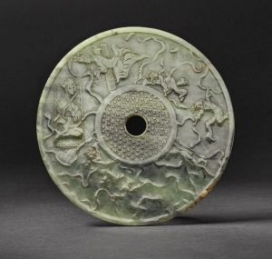 Bi-disque en jade céladon avec des figures dansantes, Dynastie des Han orientaux