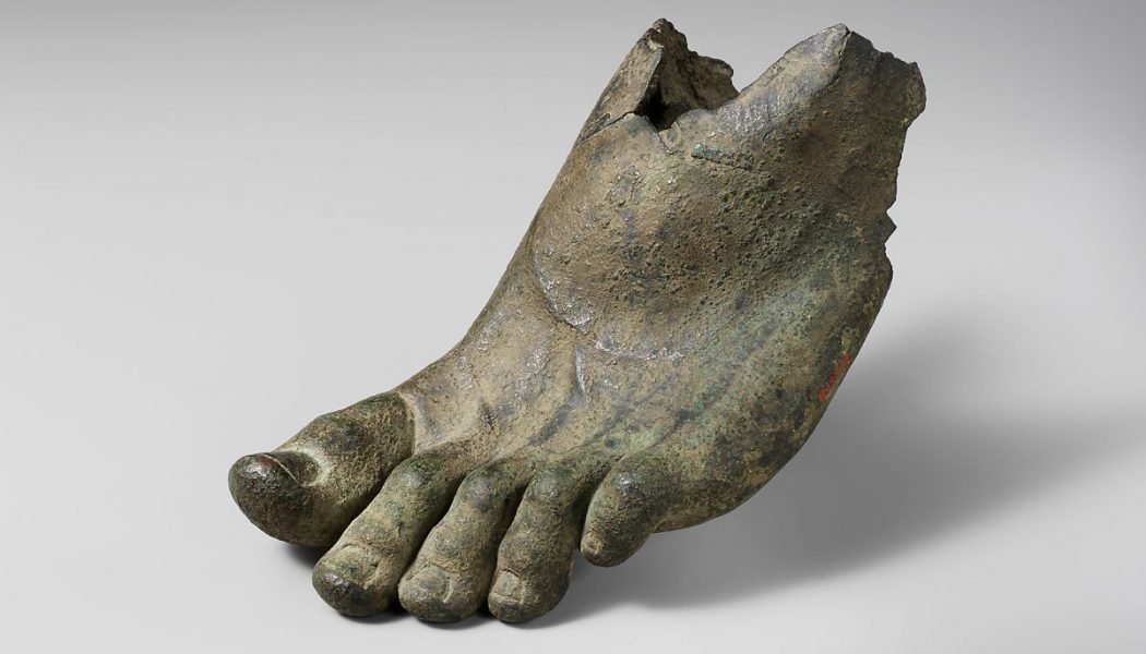 Pied gauche en bronze avec traces de lanières de sandales, époque romaine impériale