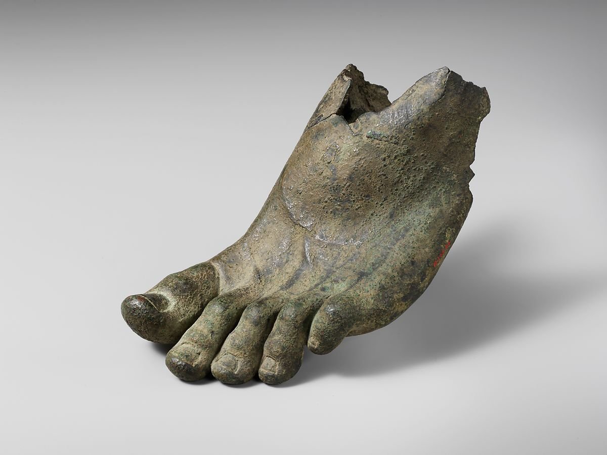 Pied gauche en bronze avec traces de lanières de sandales, époque romaine impériale