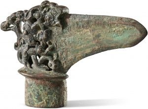 Un poignard-hache en bronze, période des Royaumes combattants