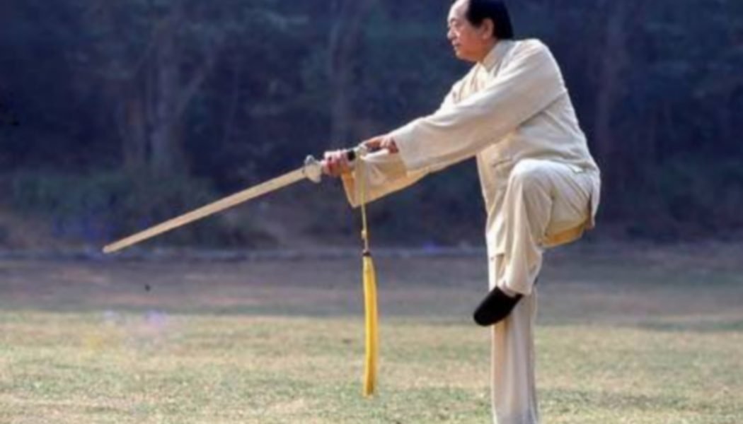 Maître Ju Hongbin pratiquant l'épée de Cheng Man Ching