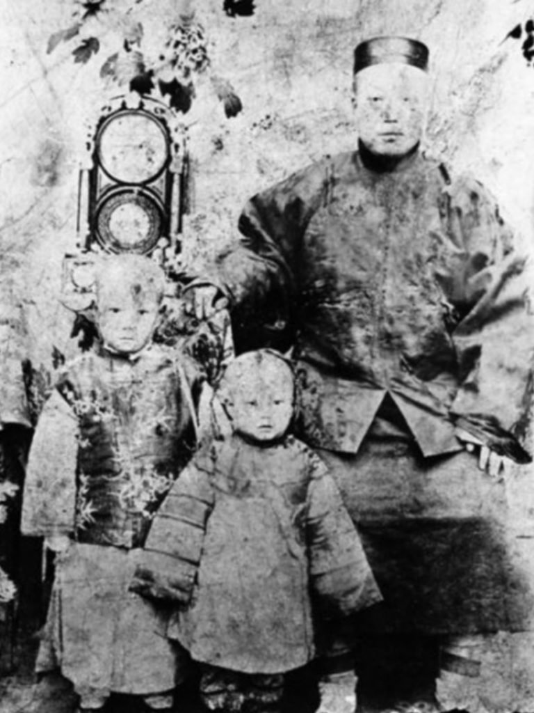 Liang Tungtsai à cinq ans, avec son père et sa sœur, 1905