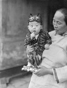 Enfant en costume de tigre, Pékin, Chine, 1917, photographie de Sidney D. Gamble