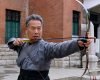 Zheng fait la démonstration d'un mouvement de tir à l'arc pour ses élèves, Zhu Feng pour China Daily