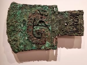 Hache yue, bronze, dynastie Shang, photographie de Dominique Clergue