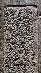 Manjushri, détail d'un pilastre, dynastie Tang, photographie de Dominique Clergue