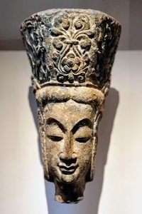 Tête de bodhisattva, pierre, dynastie Wei du Nord, photographie de Dominique Clergue
