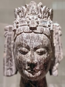 Tête du bodhisattva Avalokiteshvara, calcaire gris, dynastie Qi du Nord, photographie de Dominique Clergue